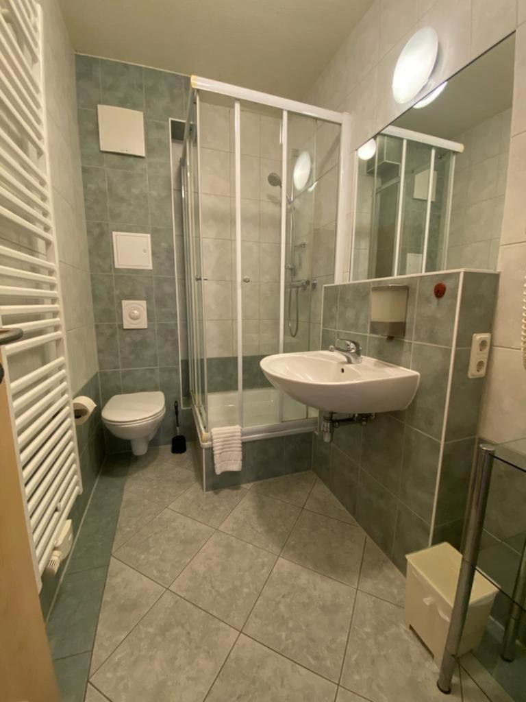 Apartments In Der Kopenhagener Strasse Росток Екстериор снимка