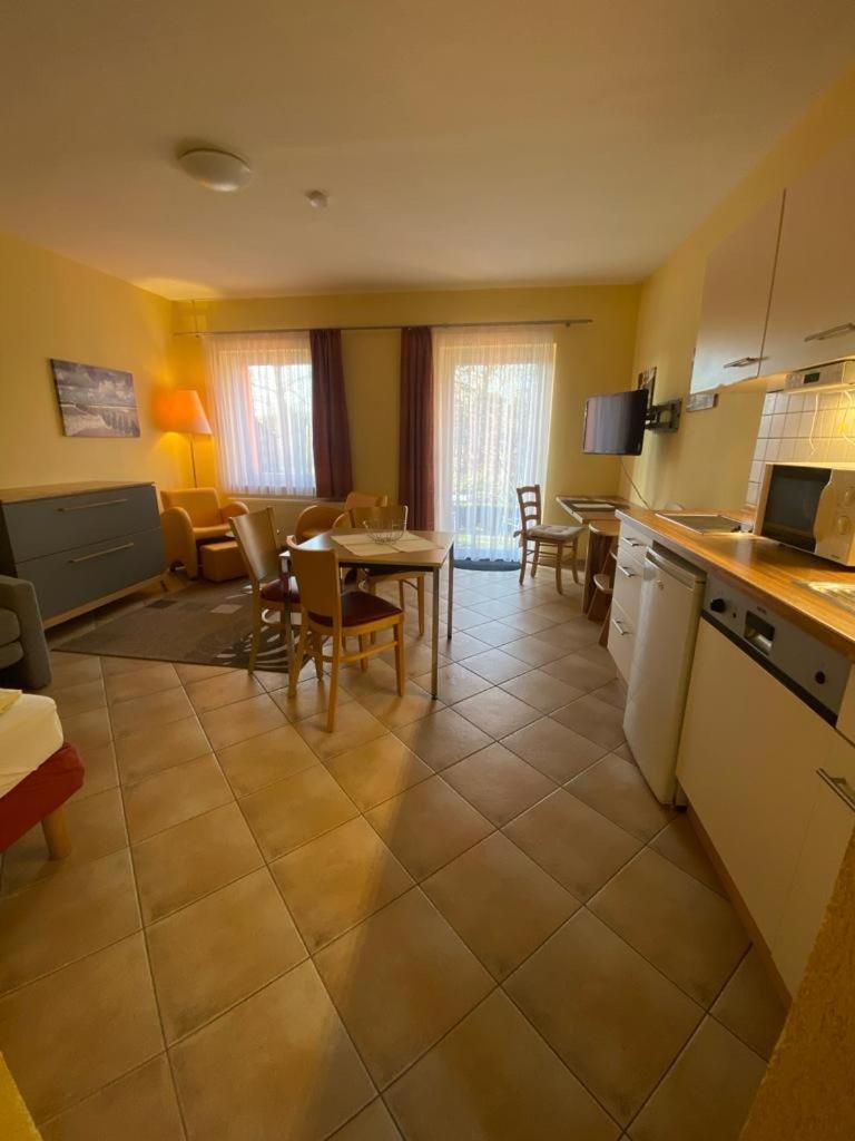Apartments In Der Kopenhagener Strasse Росток Екстериор снимка
