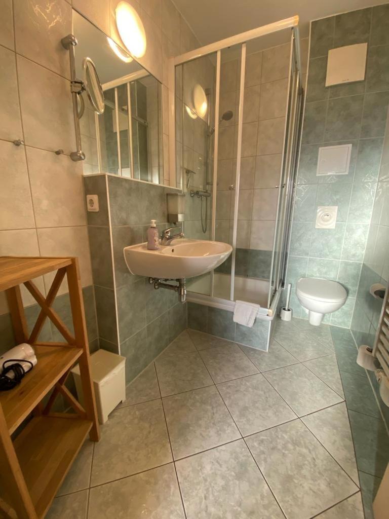 Apartments In Der Kopenhagener Strasse Росток Екстериор снимка